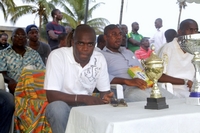 Football d`entreprise/Champion de la saison 2012 : Rodis-Etoile présente son trophée à Samir Hawili